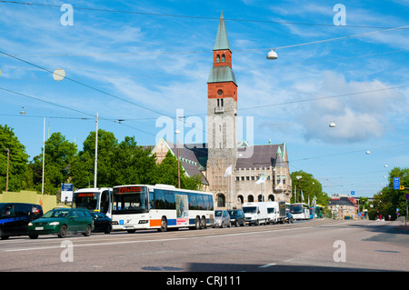 Verkehr auf Straße Mannerheimintie vor Kansallismuseo National Museum Gebäude Mitteleuropas Helsinki Finnland Stockfoto