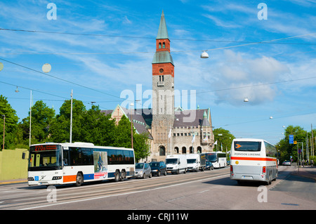 Verkehr auf Straße Mannerheimintie vor Kansallismuseo National Museum Gebäude Mitteleuropas Helsinki Finnland Stockfoto