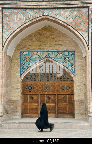 Muslimische Frau tragen traditionelle Schwarz Hijab Wandern in Qazvin, Iran Stockfoto