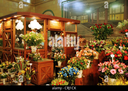 Blumenladen in der u-Bahnstation Wittenbergplatz Stockfoto