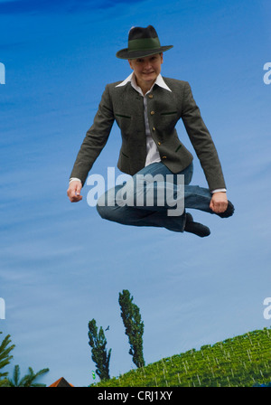 springen steirische Person auf Trampolin, Österreich, Steiermark Stockfoto