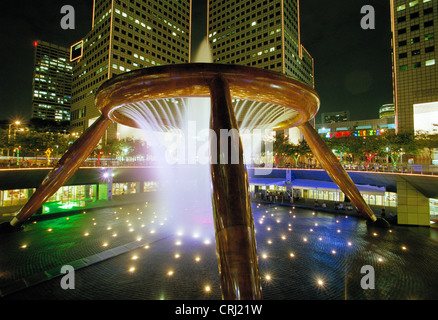 Quelle des Reichtums, der Welt größte Brunnen in Suntec City in Singapur bei Nacht Stockfoto