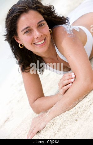 schöne junge Frau Entspannung am Strand Stockfoto