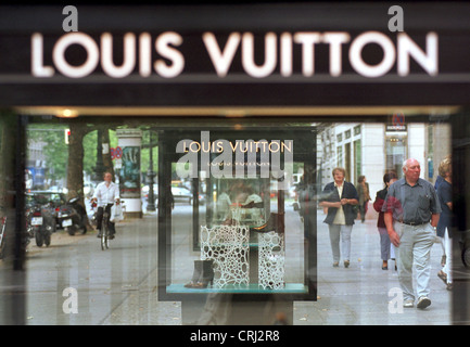 Berlin Schaukaesten, die Luxus-Marke Louis Vuitton am Kuhdamm Stockfoto