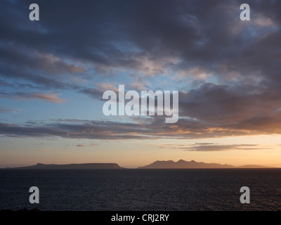 Sonnenuntergang über Rum und Eigg von Morar, Schottland Stockfoto