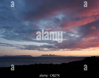 Sonnenuntergang über Rum und Eigg von Morar, Schottland Stockfoto