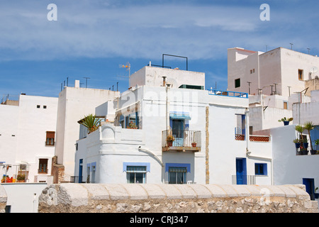 Einblick in Peniscola mit weißen und blauen Häusern und Flachdächern. Autonome Gemeinschaft Valencia, Spanien. Stockfoto