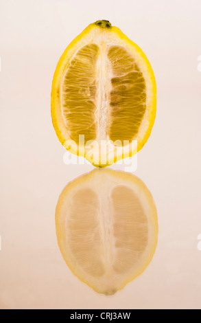 In Scheiben geschnittene Zitrone. Zitronen sind reich an Vitamin C und unverzichtbar für gesunde Zähne und Zahnfleisch. Stockfoto