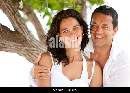 Liebespaar unter einem Baum am Strand Stockfoto