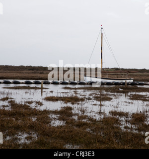 Yacht vor Anker im überfluteten Marschland Stockfoto