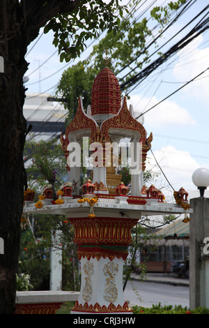 Es ist ein Foto von einem kleinen typischen Tempel Personen in Thailand in der Nähe von ihrem Haus oder Büro Gebäude hat. Dieser ist in der Nähe von Bangkok Stockfoto