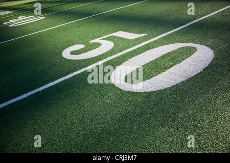 50-Yard-Linie Marker im American Football-Stadion. Stockfoto