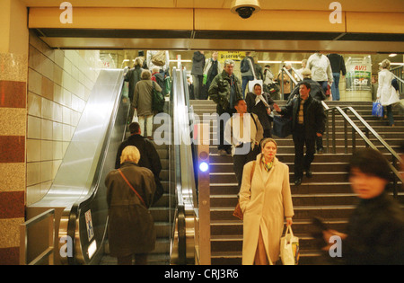 Passagiere am Bahnhof Zoo (Berlin) Stockfoto