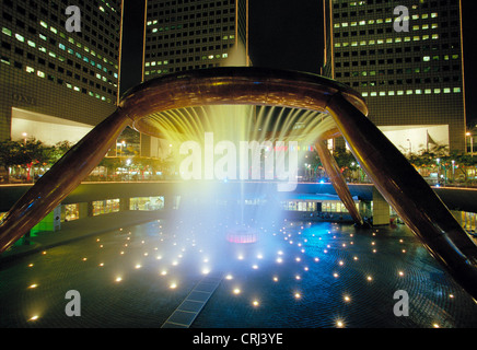 Quelle des Reichtums, der Welt größte Brunnen in Suntec City in Singapur bei Nacht Stockfoto