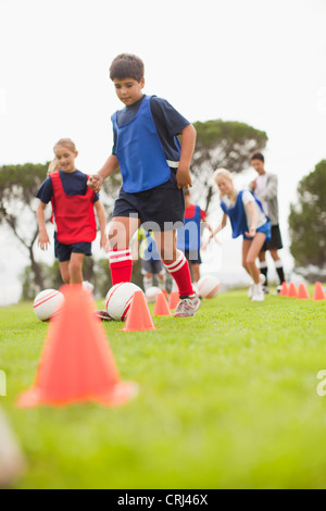 Kinder-Fußball-Team-Training auf Platz Stockfoto
