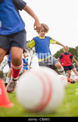 Kinder-Fußball-Team-Training auf Platz Stockfoto