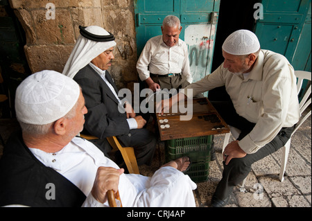 Männer spielen Backgammon in Jerusalem Stockfoto