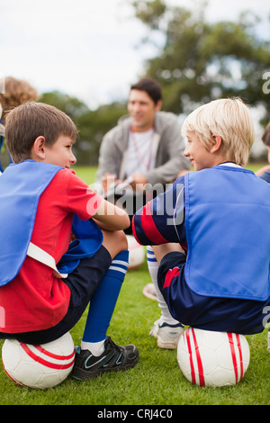 Trainer im Gespräch mit Kinder-Fußball-team Stockfoto