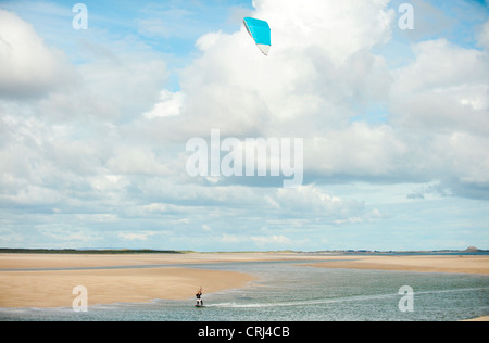 Eine einsamer Kitesurfer reitet der windigen Nordsee. Stockfoto