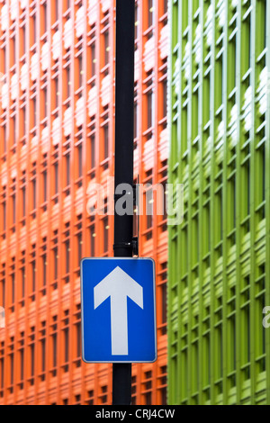 Einbahnstraße Zeichen vor Central Saint Giles Mischnutzung Gebäude-Architektur. London, England Stockfoto