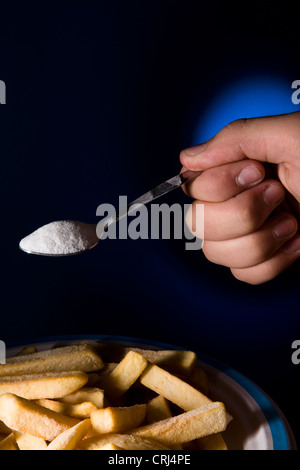Salz wird auf einen Wackelpudding Chips gegossen Stockfoto