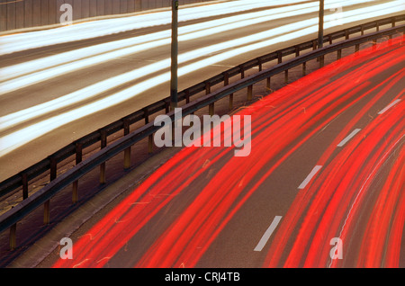 Lichtspuren der Fahrzeuge auf der Autobahn bei Nacht Stockfoto