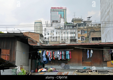 Slums in eine Zahnschiene mit Hotel im Hintergrund, Thailand, Bangkok Stockfoto