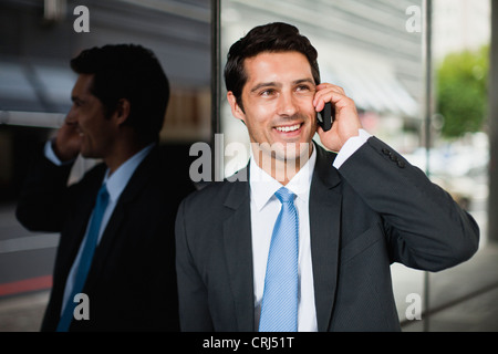 Geschäftsmann am Handy sprechen Stockfoto
