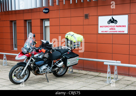 Ein Motorrad in einen bestimmten Bereich in einem Parkhaus geparkt. Stockfoto