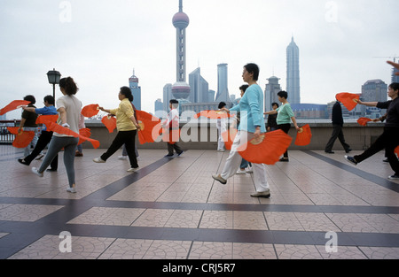Traditionelle Morgengymnastik auf dem Bund in Shanghai Stockfoto