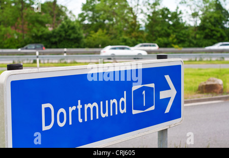 Verkehrszeichen auf deutschen Autobahn Richtung der Stadt Dortmund über die Autobahn 1 zeigt. Stockfoto