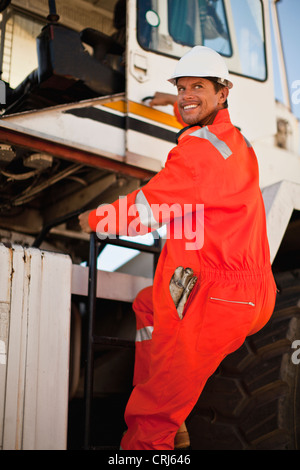 Arbeiter Klettern Kran am Öl-Raffinerie Stockfoto