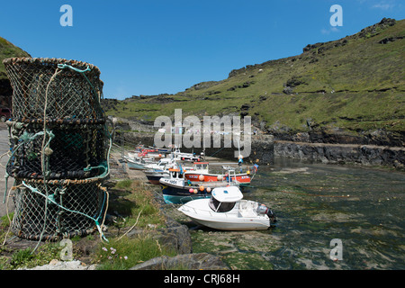 Boscastle Hafen bei Ebbe, Nordcornwall Fischerdorf Stockfoto