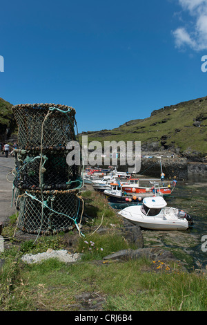 Boscastle Hafen bei Ebbe, Nordcornwall Fischerdorf Stockfoto