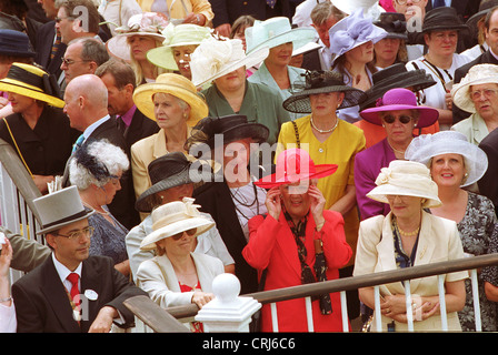 Publikum auf dem Ascot Racecourse in Hüte Stockfoto