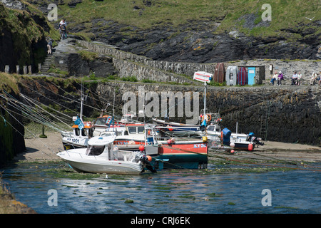Boscastle Hafen bei Ebbe, Nordcornwall Fischerdorf Stockfoto