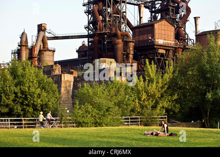 Menschen, die Entspannung im Landschaftspark Duisburg-Nord, Deutschland, Nordrhein-Westfalen, Ruhrgebiet, Duisburg Stockfoto