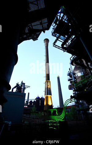 beleuchteten Landschaftspark Duisburg Nord in Twilight, Duisburg, Ruhrgebiet, Nordrhein-Westfalen, Deutschland Stockfoto