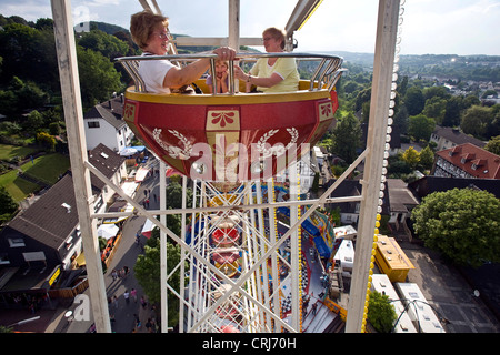 drei Personen auf ein Ferri-Rad von einem Jahrmarkt, Gevelsberg, Ruhrgebiet, Nordrhein-Westfalen, Deutschland Stockfoto