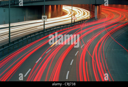 Lichtspuren der Fahrzeuge auf der Autobahn in der Dämmerung Stockfoto