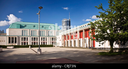 Der Philharmonie Essen Saalbau, RWE Turm im Hintergrund, Essen, Ruhrgebiet, Nordrhein-Westfalen, Deutschland Stockfoto