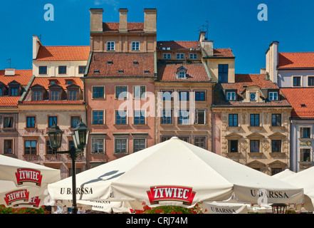 Bürger-Häuser und Sonnenschirme im Open-Air-Cafés am Marktplatz Altstadt in Warschau, Polen Stockfoto