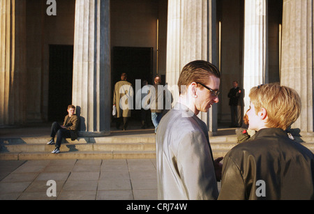 Berlin, ein paar stand vor der neuen Wache in Mitte Stockfoto