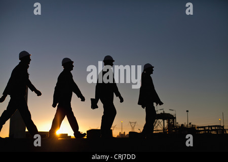 Silhouette der Arbeitnehmer bei der Öl-Raffinerie Stockfoto