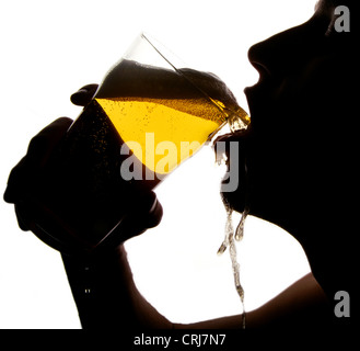 trinken einen Pint Bier Mann ohnmächtig Stockfoto