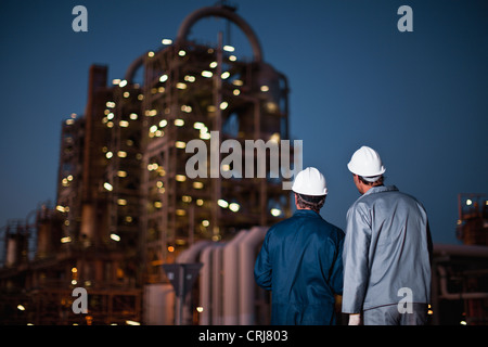 Arbeiter am Öl-Raffinerie Stockfoto