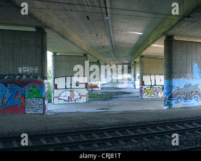 Graffiti unter der Autobahnbrücke, Deutschland Stockfoto