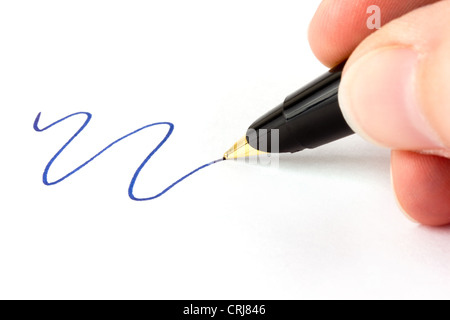 Hand mit Füllfederhalter mit blauer Tinte auf weißem Stockfoto
