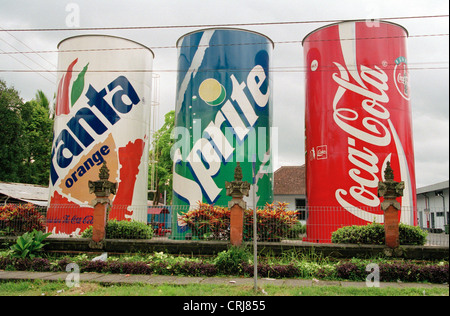 Überdimensionierte Werbung vor der Coca-Cola-Fabrik in Bali Stockfoto