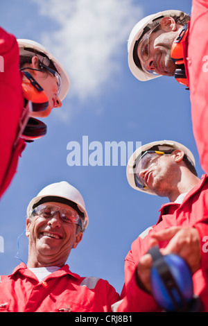Lächelnde Arbeiter im freien sprechen Stockfoto